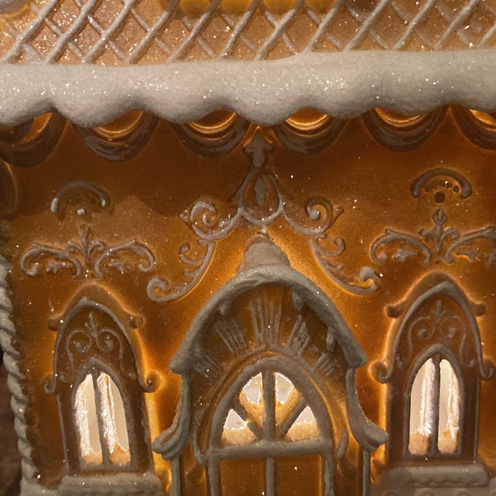 Gingerbread house- lights up! - Picture 7 of 16